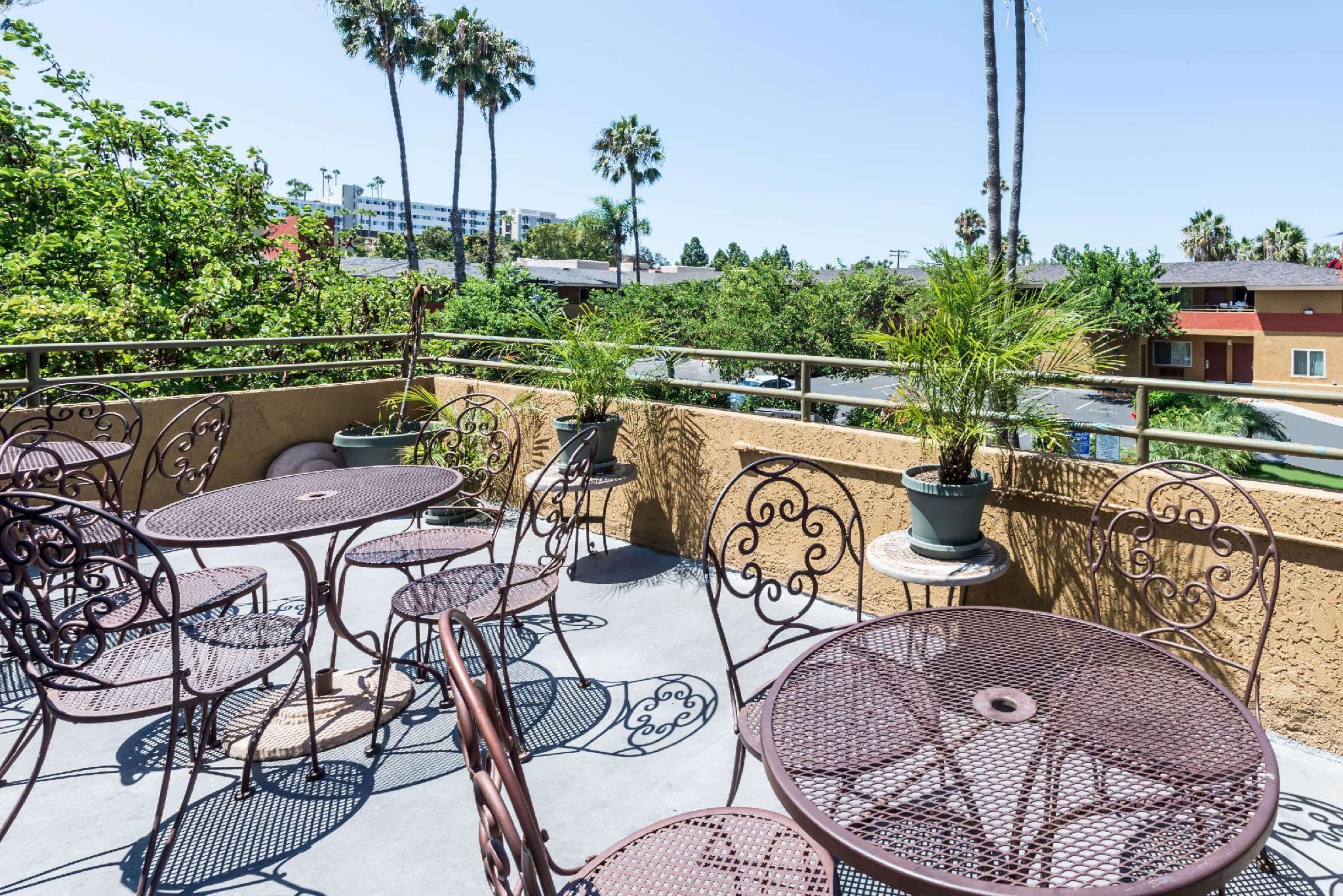 Ramada By Wyndham Near Seaworld / Mission Beach San Diego Exterior photo